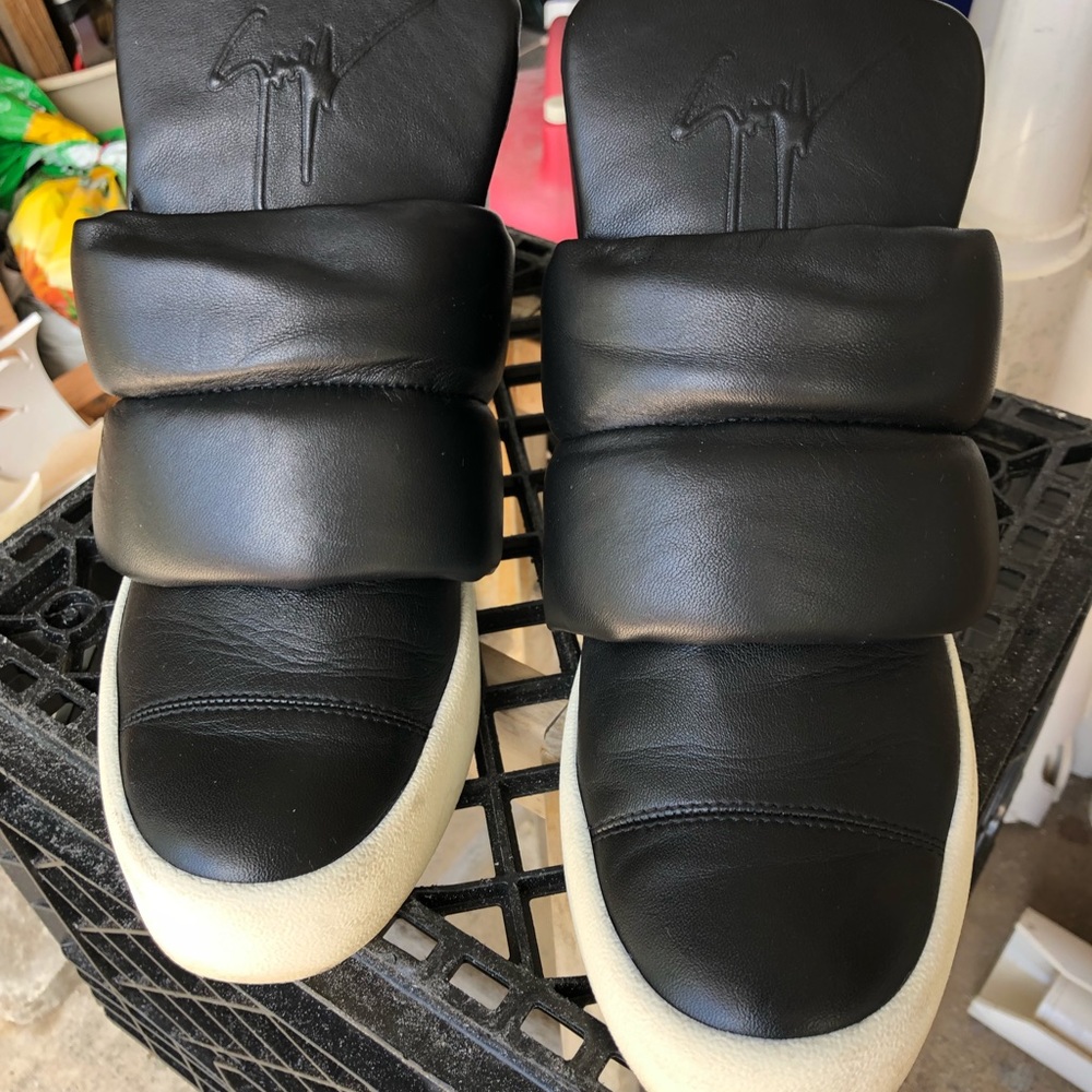 Giuseppe Zanotti BLK Leather Puffy Strap Hightops